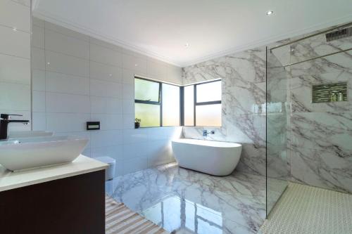 逊邱伦#AlimamaSpaces:The Chiwa's Mansion的带浴缸、水槽和淋浴的浴室
