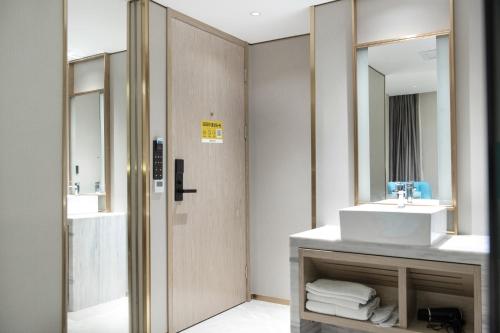 广州上下九城市快捷酒店的一间带水槽和镜子的浴室