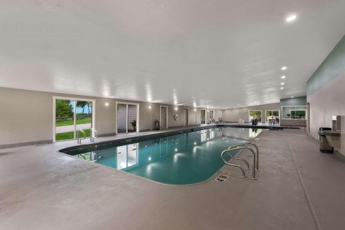 加利纳Wyndham Garden Galena Hotel & Day Spa的大型建筑中的大型游泳池