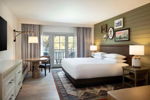 圣安东尼奥凯悦山乡村度假酒店及Spa中心的酒店客房设有一张大床和一张书桌。