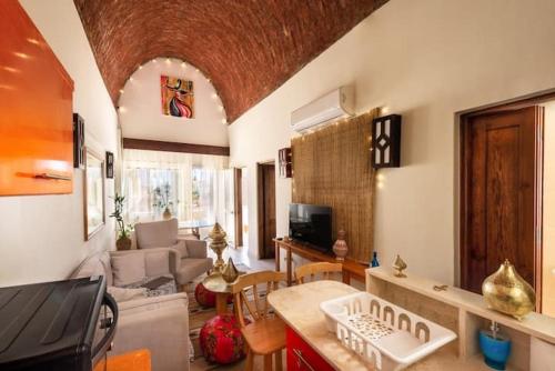 赫尔格达Makadi Heights Elite Residence - Hurghada, Red Sea的客厅配有沙发和桌子