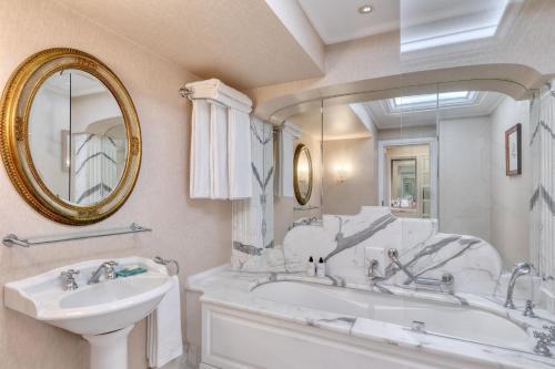 雅典King George, a Luxury Collection Hotel, Athens的带浴缸、水槽和镜子的浴室