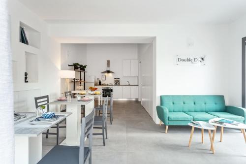 奥尔比亚Double D House的客厅和带蓝色沙发的厨房