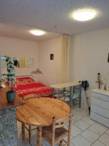 PeyrestortesStudio proche de Perpignan的配有床、桌子和桌子的房间