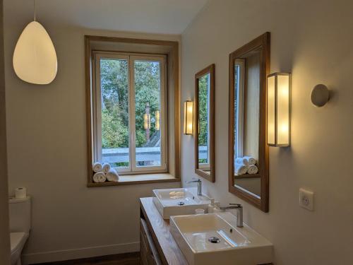 埃特勒塔Villa Eliane - parking privé的浴室设有2个水槽和2面镜子