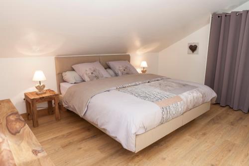 Saint-AntoineLes Cabanes de Fontfroide的一间卧室配有一张大床和两个枕头