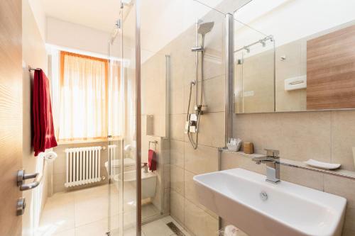 马尔切西内加尼伊斯基亚酒店的一间带水槽和玻璃淋浴的浴室
