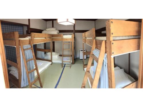 丰冈市KINOSAKI KNOT female only dormitory - Vacation STAY 25710v的一间房间,设有三张双层床