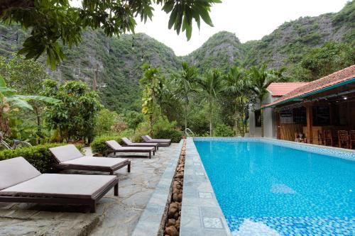 宁平Tam Coc Luxury Homestay的山地度假村的游泳池