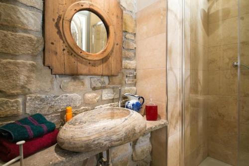 菲耶索莱Casa Sofia的一间带石质水槽和淋浴的浴室