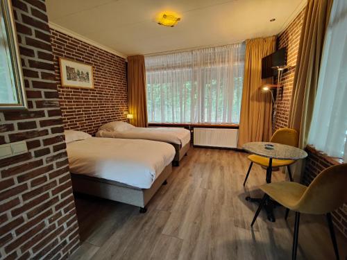 泽弗纳尔帕诺文酒店的一间设有两张床和砖墙的房间