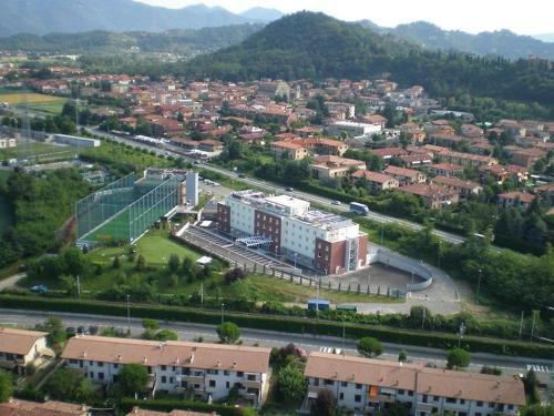 莫佐The Bergamo West Motel的城市的空中景观,建筑和道路