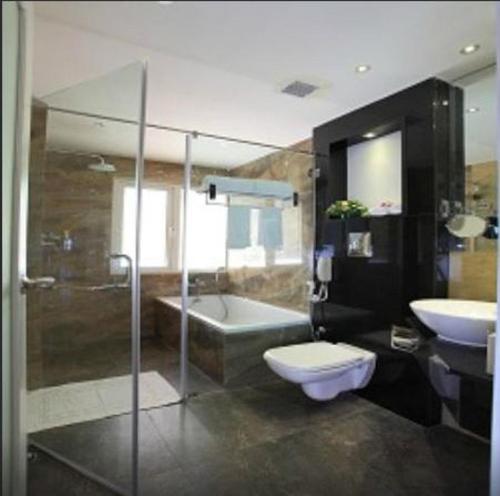 PGS韦丹塔酒店的一间浴室