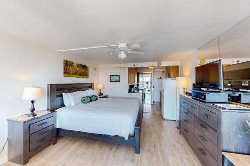檀香山Island Colony 3715的一间设有床铺和厨房的大卧室