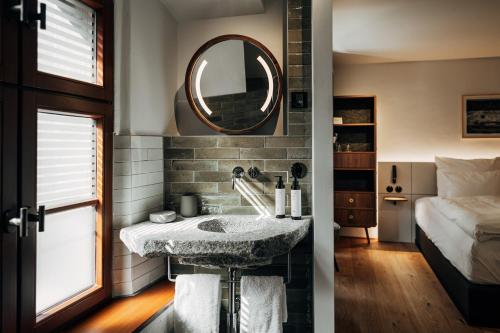 安贝格Bootshaus Amberg的一间带水槽和镜子的浴室