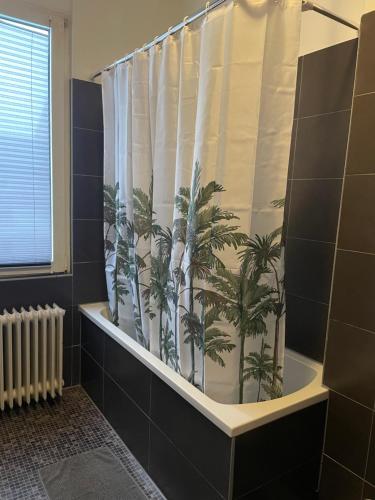 科布伦茨Schängelrooms的浴室设有棕榈树淋浴帘