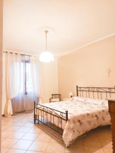 皮斯托亚Pistoia ROSE Appartamento的一间卧室设有一张床和一个大窗户