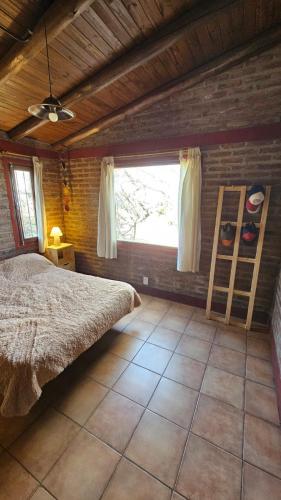 吉亚迪诺镇Sueño Zen的一间卧室设有一张床和一个窗口