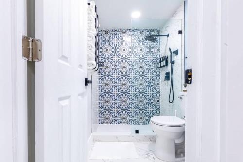 迈阿密Serenity Lodge II Condo的白色的浴室设有卫生间和淋浴。