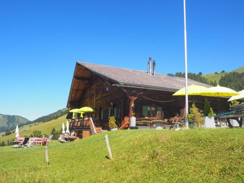 莫尔金斯Chalet Chanso的野外的小木屋,配有黄色雨伞