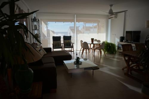 圣波拉Namar 62的客厅配有沙发和桌子