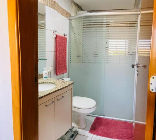 巴西利亚Life Resort - 2 quartos, 2 banheiros的一间带卫生间和玻璃淋浴间的浴室