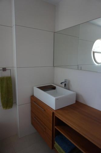 圣波拉Namar 62的浴室设有白色水槽和镜子