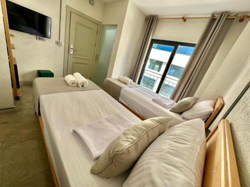 伊斯坦布尔Elegance House Hotel的一间医院房间,设有三张床和窗户