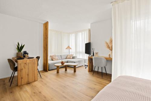 吉森Gemütliche Wohnung mit Charme - Smart TV的白色的客房配有白色的沙发和桌子