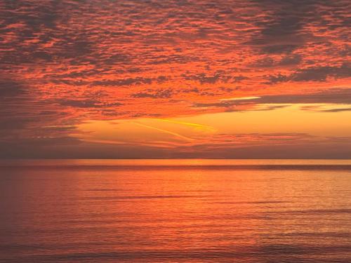 格里戈莱蒂LIMANI的云天的海洋日落