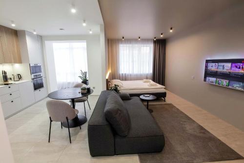 伊万诺-弗兰科夫斯克Cactus Apartments 2的客厅配有沙发和1张床