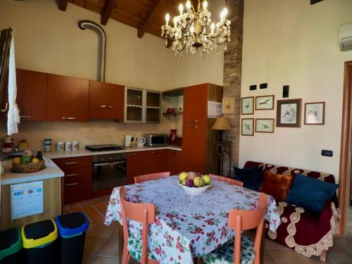 Agriturismo Fondo Novelle La Casina的厨房或小厨房