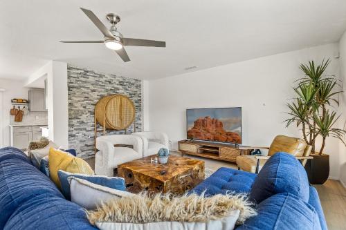 塞多纳Trendy 3BR in Sedona: Hot Tub/Fire-pit /Central Location的客厅配有蓝色的沙发和桌子