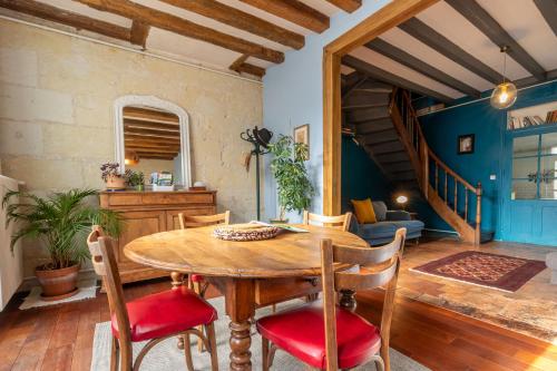 蒙特里夏尔Chez Miriam - Maison de caractère - Ville avec jardin的一间带木桌和椅子的用餐室