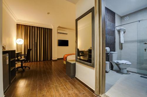 亚喀巴THE LOFT HOTEL By BRATUS的酒店客房设有带卫生间的浴室