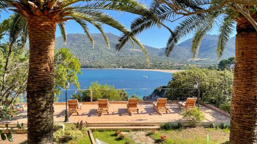 普罗普里亚诺A'mare Corsica I Seaside Small Resort的一个带椅子的庭院,享有湖景