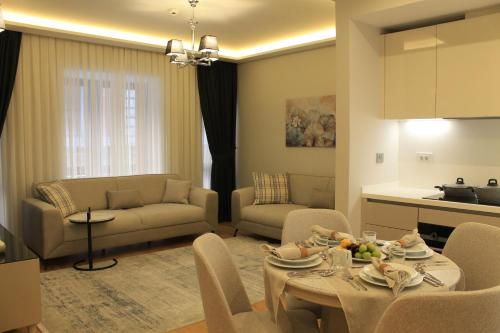 伊斯坦布尔Garlon Residence的厨房以及带桌椅的起居室。