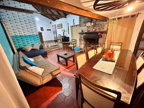 塞拉纳镇El rancho - Espaciosa Casa para 7 en un Oasis de Tranquilidad的客厅配有桌子和壁炉