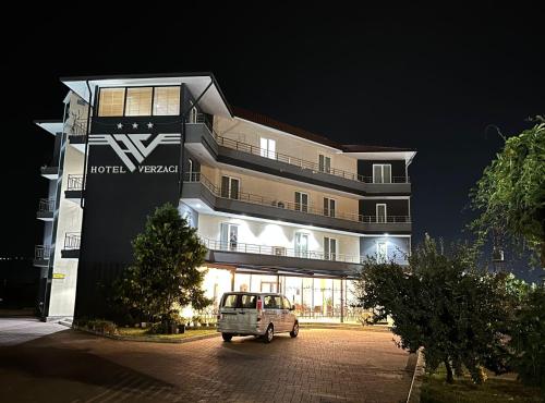 Rinas瓦萨奇酒店的一辆夜间停在大楼前的货车