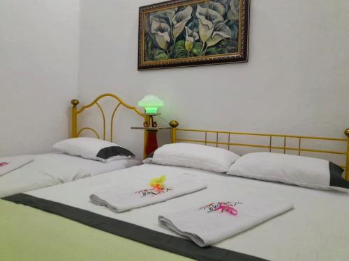 麦德林Casa de huéspedes la Casona.的客房内的两张床和毛巾