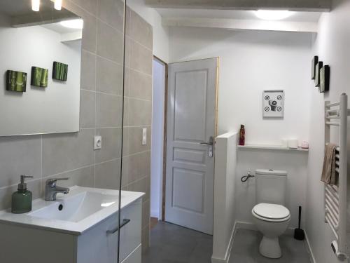 普罗旺斯艾克斯Superbe annAix de villa的浴室配有白色卫生间和盥洗盆。