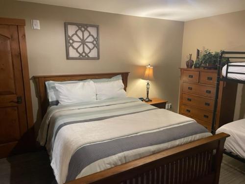 凯洛格Penthouse Mountain Haven with Community Spa Room的一间卧室配有一张大床和一个梳妆台
