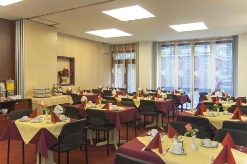 科隆音乐大厅酒店的用餐室配有桌椅