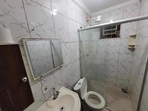 巴西利亚Apartamento 302 maravilhoso e espaçoso的一间带卫生间、水槽和镜子的浴室