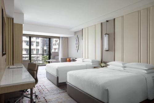 上海上海万豪虹桥大酒店的酒店客房设有三张床和一张书桌