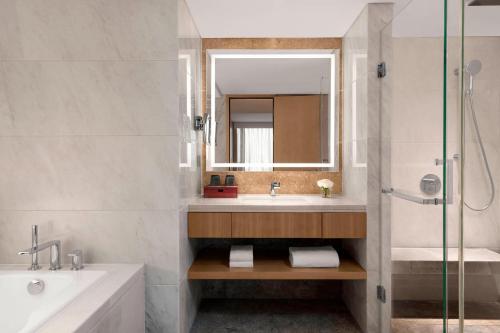 上海上海万豪虹桥大酒店的带浴缸、水槽和镜子的浴室
