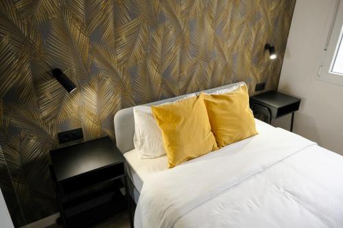 圣克鲁斯-德拉帕尔马Urban Oasis La Palma的一间卧室配有一张带两个黄色枕头的床