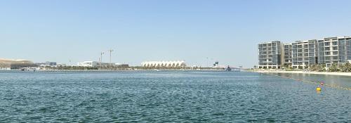 阿布扎比Paradis De La Mer Al Zeina 507A1的一大片水体,有建筑背景