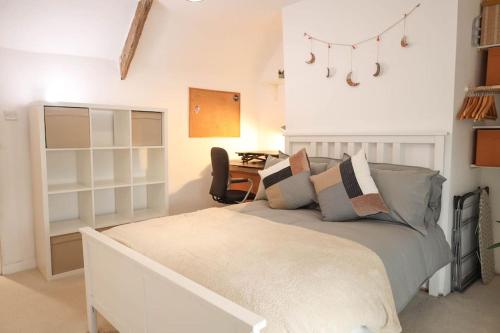 May Cottage, Sofa Bed, Garden的一间卧室配有一张大床和一张书桌