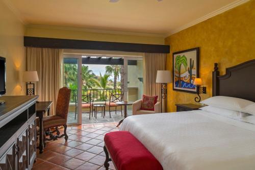 卡波圣卢卡斯Hacienda del Mar Los Cabos, Autograph Collection的酒店客房设有一张床和一个阳台。